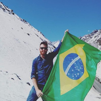 O piloto é jovem a carga as vezes e de horário,mais um dia longe de casa vai marcando calendário...
Chofer de caminhão Mercosul 🇧🇷🇵🇾🇦🇷🇨🇱🇺🇾