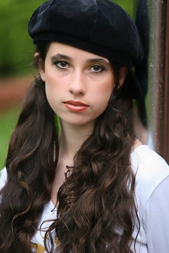 Determinada, insistente, teimosa, cantora, compositora, ansiosa, risonha, criativa, muuuuito feliz! =)