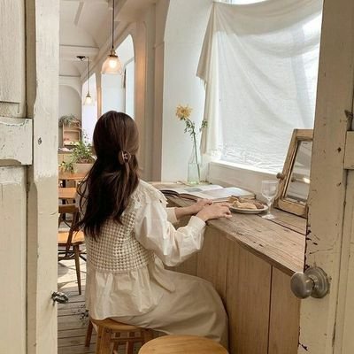 Parylie's profile picture. زڕق و بڕقی ژیان هیچکات بۆ من سەرنجڕاکێش نەبووە. 
من حەزم لە شتی سادەیە، وەک کتێبەکان، تەنیایی یان بوون لەگەڵ کەسێک کە لێت تێدەگات.