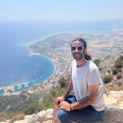 ErayAdiguzel's profile picture. Özlüyorsun,gülüşü aklına geliyor,salakça sırıtıyorsun.