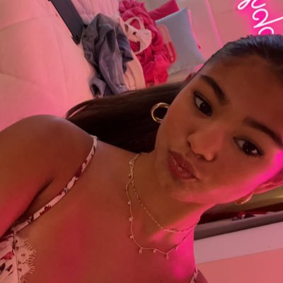 SarahPaigeLowe's profile picture. 