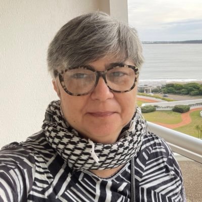 Jornalista em repouso, escritora, mestra em Comunicação Social (UFRJ), ex-Globonews, aficcionada por política, economia e Brasil. ☕️