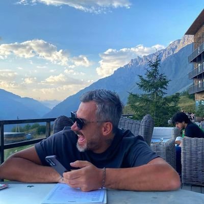Bienvenue sur le profil du super papa poule très emmerdeur merci et au-revoir😁😁😁
