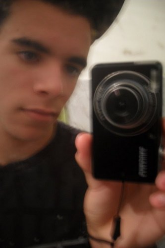 Pernambucano, 17 anos, bobo, louco, sem noção, idiota, interactiano, apaixonado, ariano e a prova viva de que papai e mamãe já fizeram besteirinha #RAAAWR
