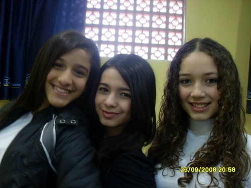Melhores amigas...Ana, Alícia e Gabi.
Somos rebeldes e vcs?