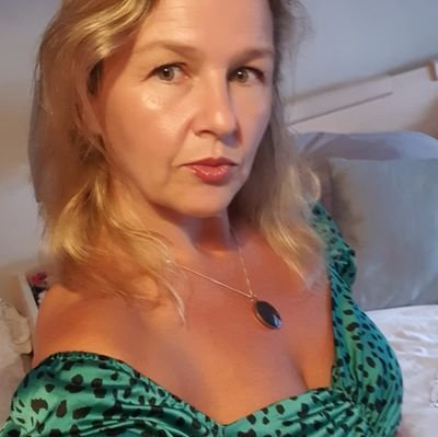 London/Essex girl.Romford via Battersea, Wandsworth, Billericay.  Housewife, mum to boys, student.  Very, very busy (but always find time for books/gym).