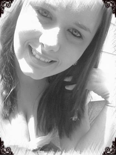 Ciarachea123's profile picture. Names Ciara, Im 17, I Work @ Hardees, Already Graduated. I Go Back To College In January, Im Single, Anything Else Hmu