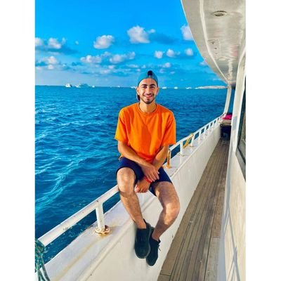 ناجح في إخفاء حزني ، فاشل في تجاوزه 🖤! صرحني برسالة حلوة 💌 😂 https://t.co/IxHq1Mp6ES
