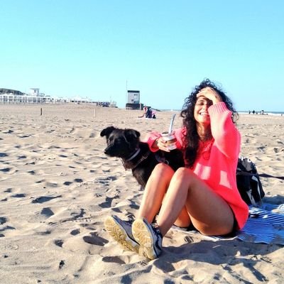 #TeamVerano 🏖️. Sonreídora compulsiva. Soñadora empedernida. #DogPerson 🐺 (menos mal, porque soy Adiestradora Canina).