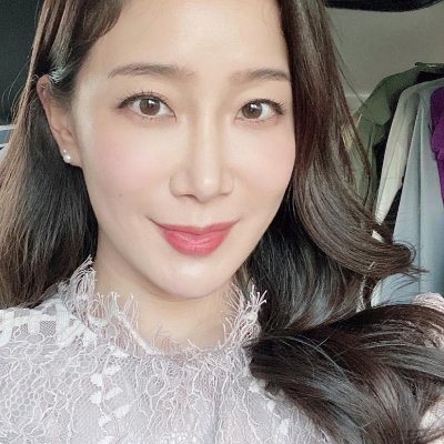 Independent woman, likes to make friends, career woman, likes swimming, tennis, gym, likes to cook, not a lonely girl, loves animals and doesn't like to be sad.