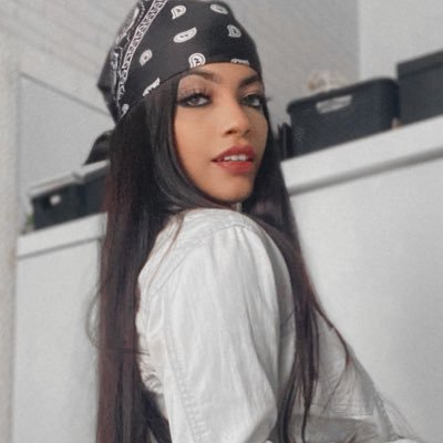 já disse eu sou poema e problema pra tua vida.