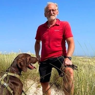 Eilander. Fulltime optimist, professioneel avonturier, allround wandelaar & amateur fietser. Gepensioneerd chef politieteam Emmen-Centrum.