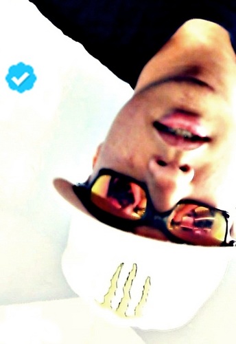 Sou Signo Libra, Autêntico, Sou CRF ♥ , Quer saber mais? Siga-me também nesse @ROBAHCENA. Fuck love. I have vodka.
