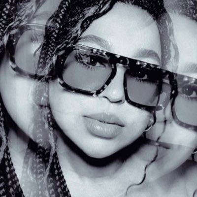 MalaLizbel's profile picture. Professional artist painting heavenly creatures✨