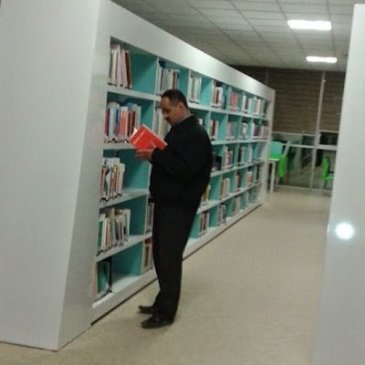 شاعر وناقد ادبي واستاذ اكاديمي في الجامعات التركية