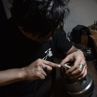 兵庫県姫路市を拠点とする
看板を持たない小さな彫金工房。(2007~2019福島県郡山市)
Jinny's 喜び工房(Yorokobi Jewelry Works)です
一生馬鹿喜び申す✨ハンドメイド彫金作品を中心に
日々の工房風景や身近な事をお伝えできればと思っております♪
皆様どうぞよろしくお願い致します👍