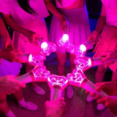 Some people are so mean, all behind a phone screen But we tryna live our lives 💗💚💜