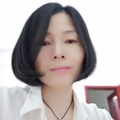 Brenda_Beigain's profile picture. Bathing in the rain.