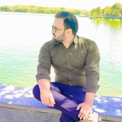 मैं तो चाहता हूं हमेशा मासूम बने रहना,
ये जो जिंदगी है समझदार किए जाती है।