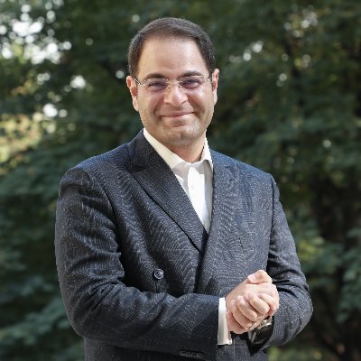 دارای PHD مدیریت
استاد ارشد EABW دانشگاه اشتاین بایس برلین
مؤسس پلتفرم آموزشی ویدان
مدیرمسئول مجله خلاقیت
مدیرمسئول انتشارات نگاه نوین
