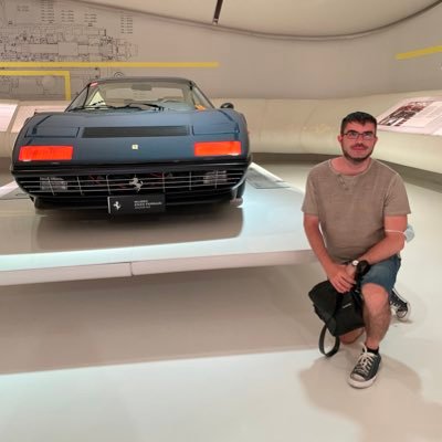 Programmatore e pugile con la passione per il motorsport.