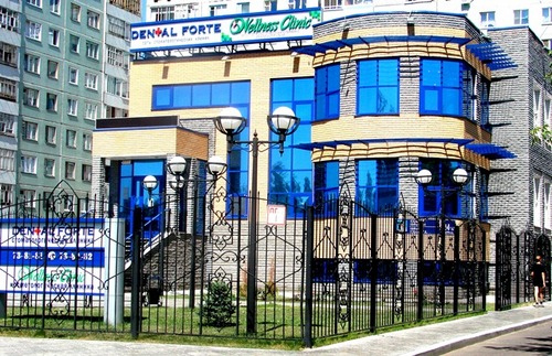 Клиники оснащены диагностическим оборудование Sirona Германия (KT 3D, RVG, CEPH). Все виды лечения, протезирования CAD/CAM,имплантация,пластика, детская стомат.
