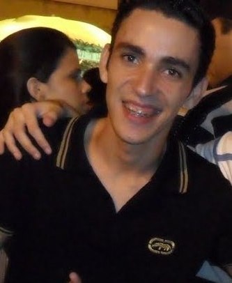 21 anos, namorando, estudante, católico, ciumento, simpático, extrovertido, palhaço e muuito feliz ;)