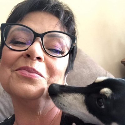 Depiladora, filha, mãe, tia, esposa, amiga, e nas horas vagas “ pensadora, questionadora e bastante decepcionada, com os seres humanos” deprimida em aceitação