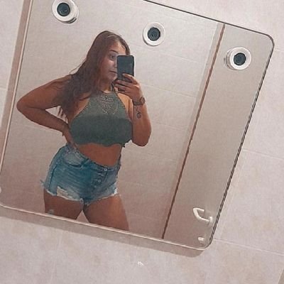 mi chiamo Laura ho 14 anni ho un sogno irrealizzabile cioè diventare una cantante tutti quelli che mi hanno sentito cantare hanno detto che sn brava #BenjieFede