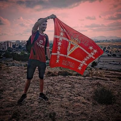 Amante de muchas cosas, hater de casi nada. | A veces viajo ✈️ por culpa del sentimiento pimentonero ⚽♥️🤍. | Hablo de diversos temas, según me apetezca.