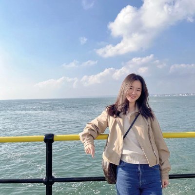 I am a sunny girl, very positive and optimistic, every day when I open my eyes, I can touch the light of the sun