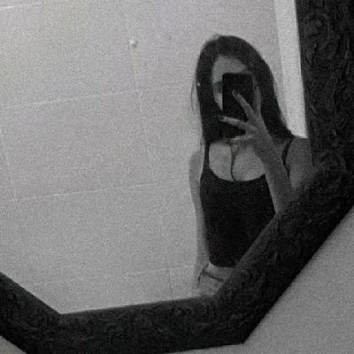Ella era sensata e inteligente, pero ansiosa en todo; sus penas, sus alegrías, no podrían tener moderación.