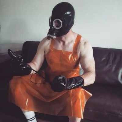 Tall switch into PVC, masks and bondage. Up to meet raingear enthusiasts, rubberists and fellow kinky minds. NSFW, 18+. Near 🇩🇪🇨🇵🇧🇪🇳🇱🇨🇭 DMs open!