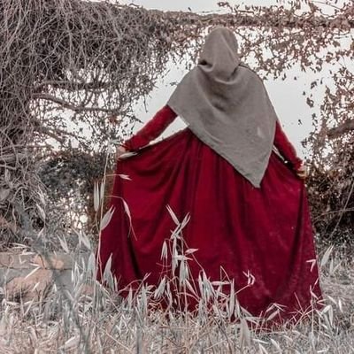 في الخلوة مع الله لن تُصاب بالإحراج لو دمعت عينيكَ ، أو تلعثمت كلماتك ...
فالضعف والإنذلال بين يدي الله قوّة وعِزة ! 🧡