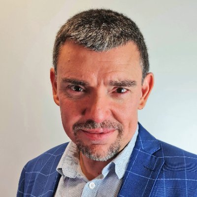 Trader pro +20 años con track record público. Opero cada día con sistemas reales. Ahora enseñando trading algorítmico para que ganes con datos, no con emoción.