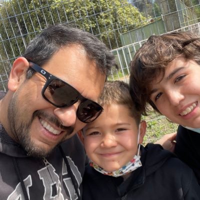 Papá enamorado de mis 2 hijos,kinesiólogo, docente universitario .Enemigo del Tabaco, de los políticos corruptos, donante, quiero un país justo, libre.