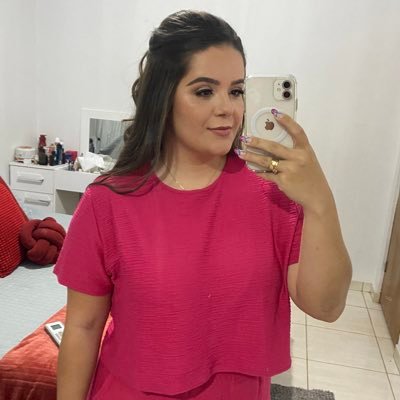 Nunca sei oqe colocar lá minha bio então lá vai! ➡️ Sou Cristã , Casada, Dona de casa, Estudante, Trabalho fora, Amo assistir qualquer reality show 😎😂🤪😍