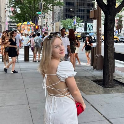 rhiannonjhughes's profile picture. Bristol/London