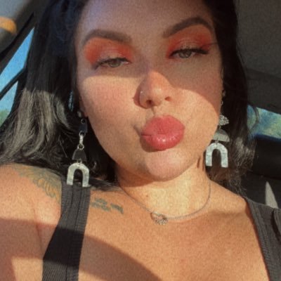 queenbee__d's profile picture. amos dxxbvby24 • top 10% • pisces 🌞 aries ⬆️ aries 🌙• #metoo • ¿life’s a trip, que no? • #BLM