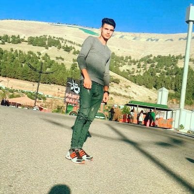 ‏- بـَوگـني مـُن الـدنيـآ كُلهـآ ، ﯛضـُمني بيـَن چـفوفَ يديك