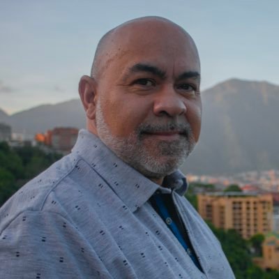 Periodista, Locutor, Deportista. Productor Ejecutivo. Conductor de programas de opinión y de noticias en radio y televisión. Co fundador: @epmediavzla