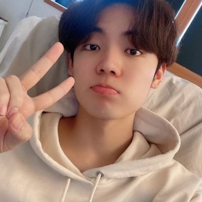 28. En el cielo nocturno, veo una particular estrella brillar. Para mí, es exactamente como tú- A.C.E, &TEAM, WEi, Oneus, TXT, P1H y más- Fan account