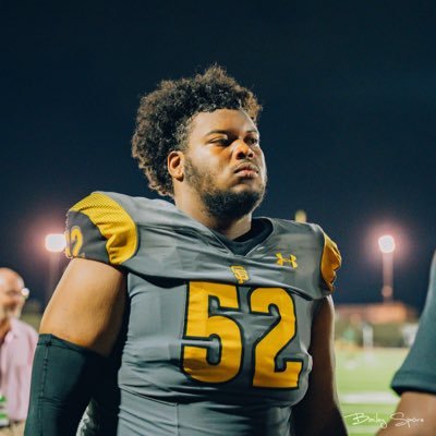 Alecwashington5's profile picture. 2023 - OG - 6’4” 315lbs student athlete @St Frances academy football🏈