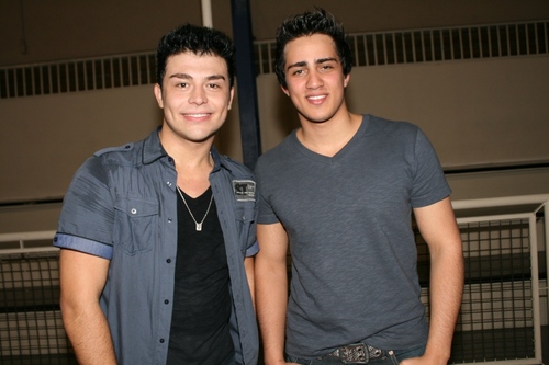 Dupla de sertanejo universitário. Cantamos em várias casas de São Paulo, no interior, e estivemos também em Salvador no carnaval 2012. Acessem nosso site!