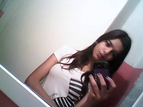 Apenas uma menina...!!
A q vc nunka vaii conseguir ser igual.. Unica.. !!
Sua inveja me fortalece.. ♥