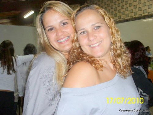 Divertida,autentica,feliz,filha de deus :)