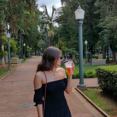 • ela/dela • falando de coisas aleatórias, livros, faculdade e reclamações da vida •