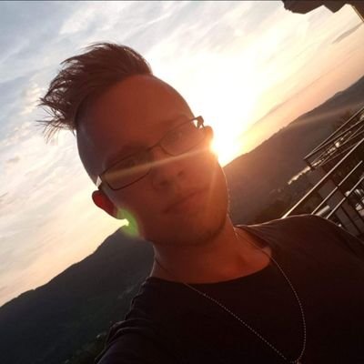 Ein kleiner durchgeknallter Dude im Internet. Streamer und Gamer aus Leidenschaft.
Twitch👇