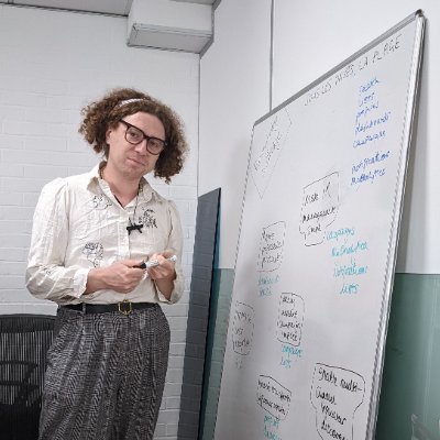 VP, Product & whiteboard queen @Onalytica. Find me at a concert or art gallery, pretending I didn't spend 45 mins picking my outfit. 🇬🇧🇫🇷🏳️🌈 He/Him