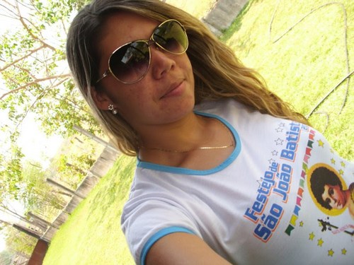 Nαo sou perfeita ..
Fαzer o que néαh ?
' meus pαis tαvαm no escuro..... .. Hehehe ;)
